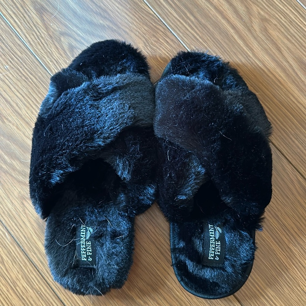 NWOT PEPPERMINT & PINE SLIPPERS